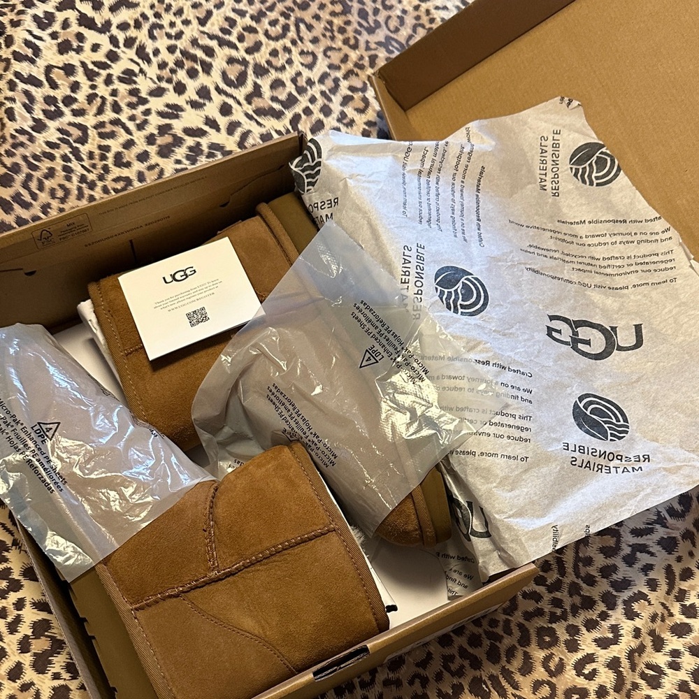 UGG Classic mini II chestnut Ankle Boots
New in box - Picture 8 of 8